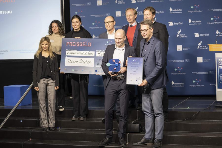 Das Team der Startup Law Clinic mit dem bayerischen Wissenschaftsminister Markus Blume (rechts im Bild, 1. Reihe), Foto: Alina Seelmäcker