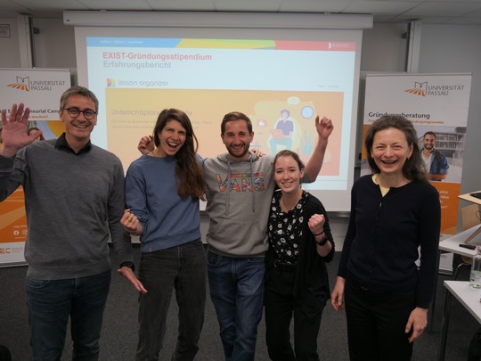 v.l.: Christian Schläger (Hans-Lindner-Stiftung), Thea Kakavand, Florian Niederhuber, Klara Gorisch (Lesson Organizer), Helene Schneider (Gründungsberaterin der Universität Passau, PATEC); Foto: Universität Passau